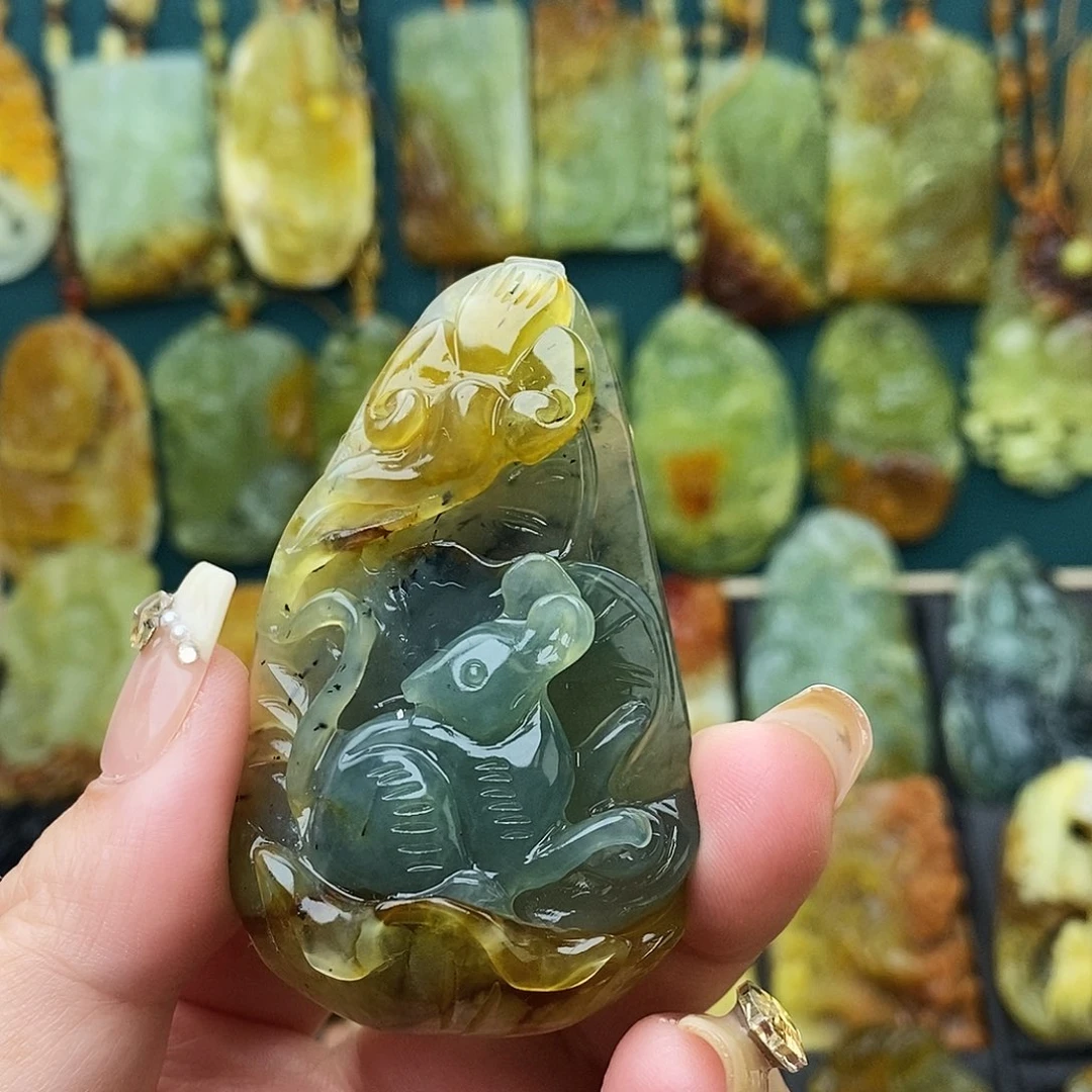 蛇纹石玉未镶嵌颈饰鼠