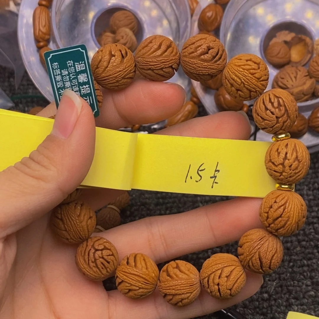 秦岭山脉龙纹桃核。16