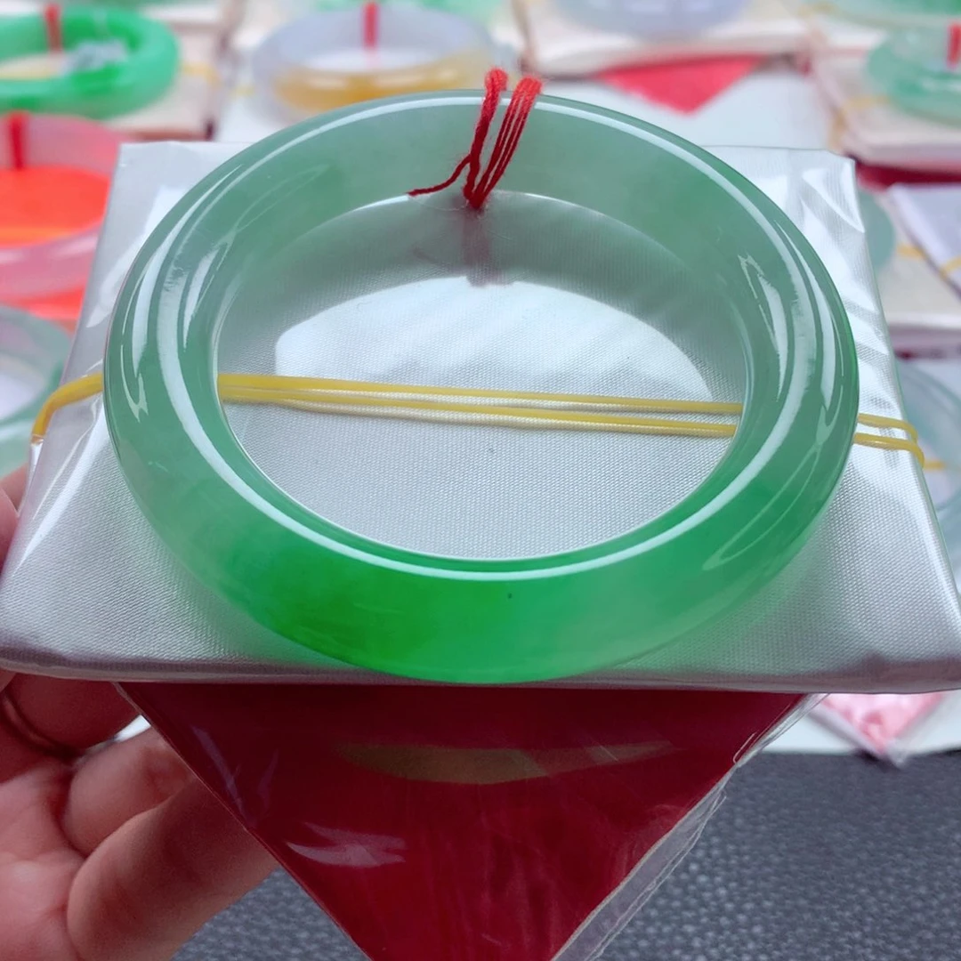 翡翠手镯（圆镯）未镶嵌52.4冰阳绿完美毕业A