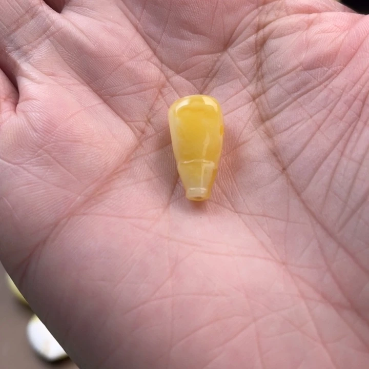 琥珀未镶嵌颈饰如图