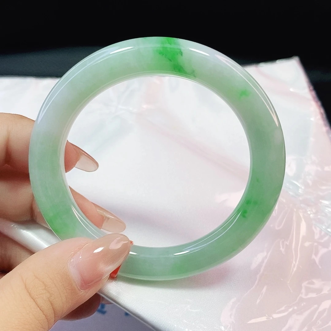 翡翠手镯未镶嵌54圈