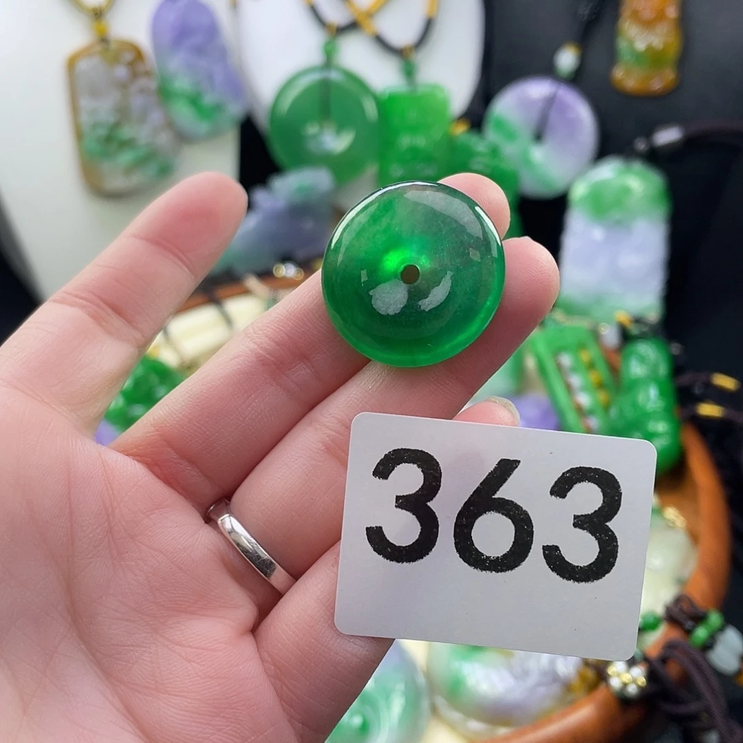 翡翠未镶嵌吊坠(赠链)