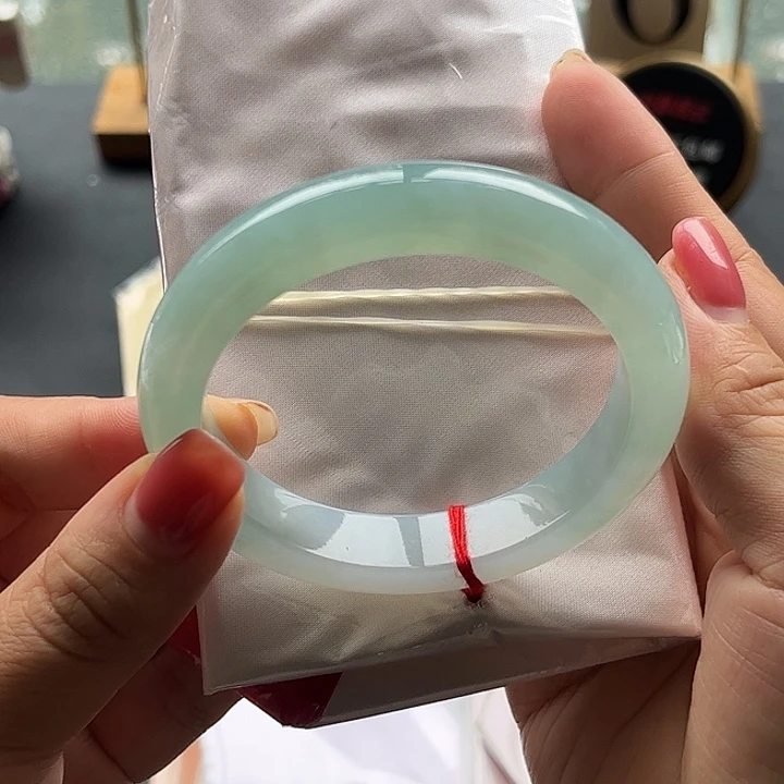 翡翠手镯未镶嵌58.5。