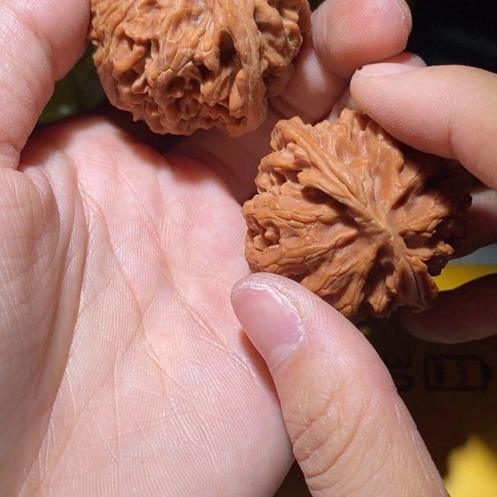 溪***牛文玩核桃吊坠瑕疵苹果园