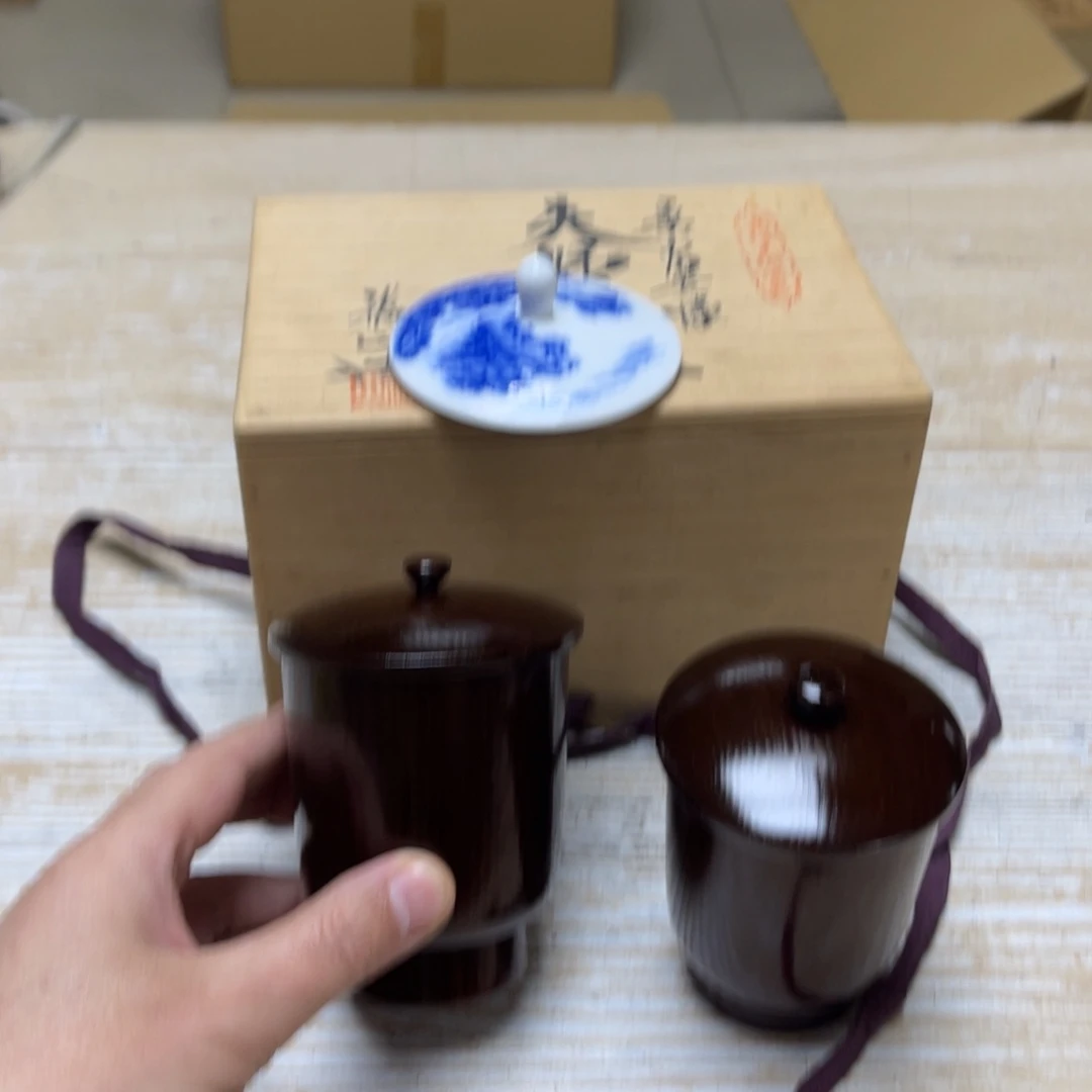 瓷片密密麻麻地排列着一个大