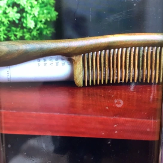 维腊木（绿檀）辛****7绿檀梳子一把
