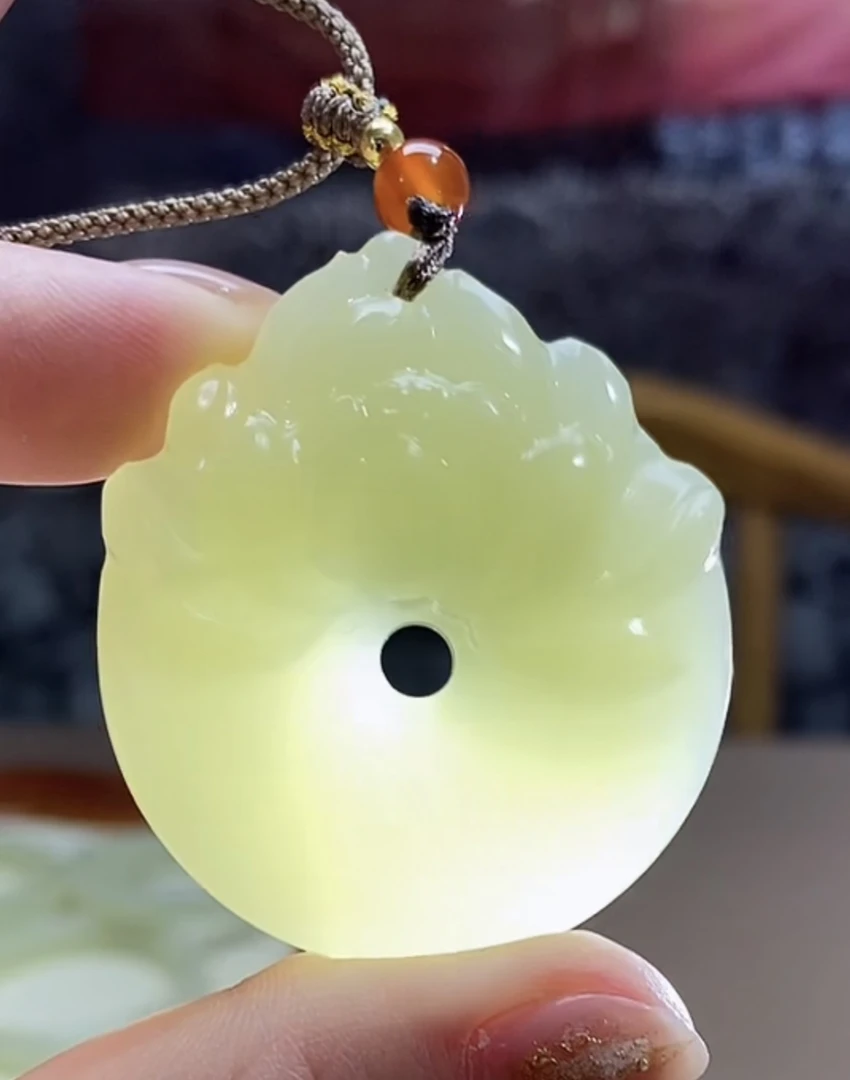 新疆A货冰晴水玉荷花平安扣吊坠！承诺天然玉石假一赔四