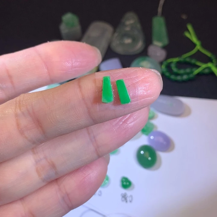 翡翠未镶嵌套链柱子