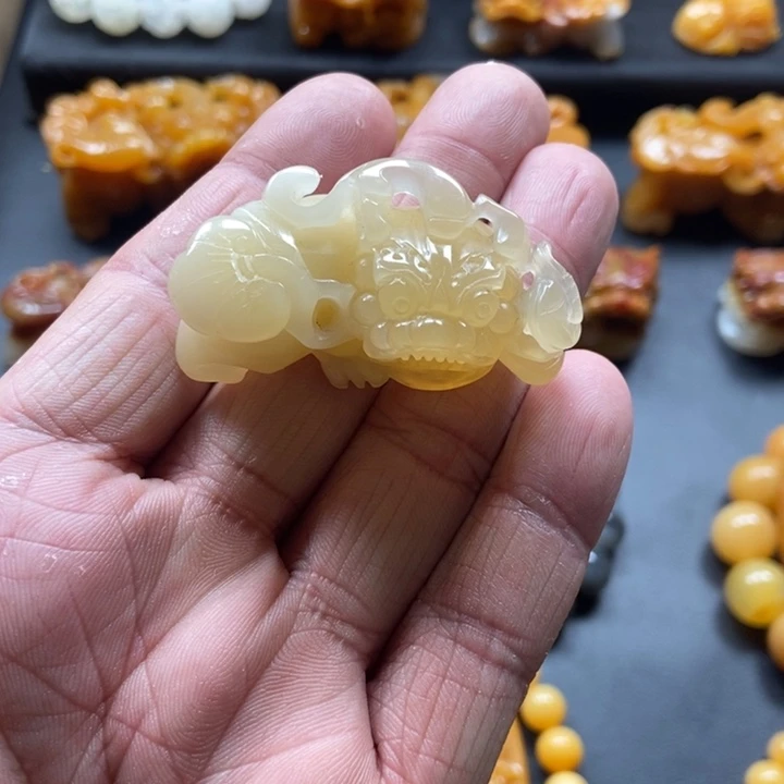 石英质玉（黄龙玉）未镶嵌颈饰