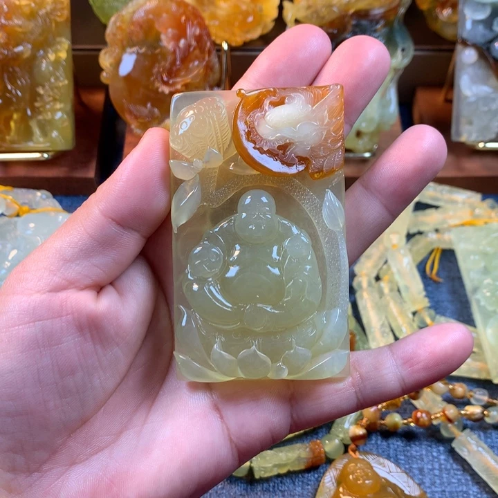 左***）未镶嵌蛇纹石玉颈饰