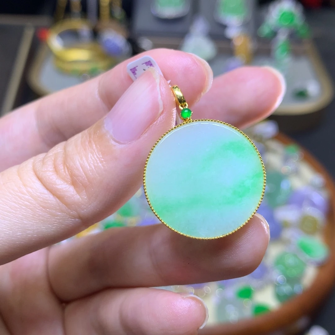 翡翠18K金镶嵌颈饰?**?翡翠吊坠项链