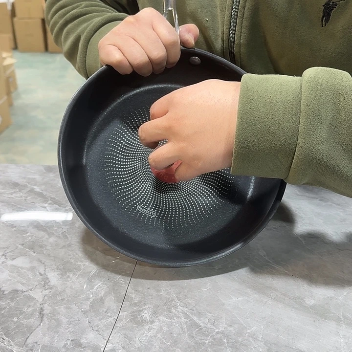 外贸26厘米煎锅中间带红点
