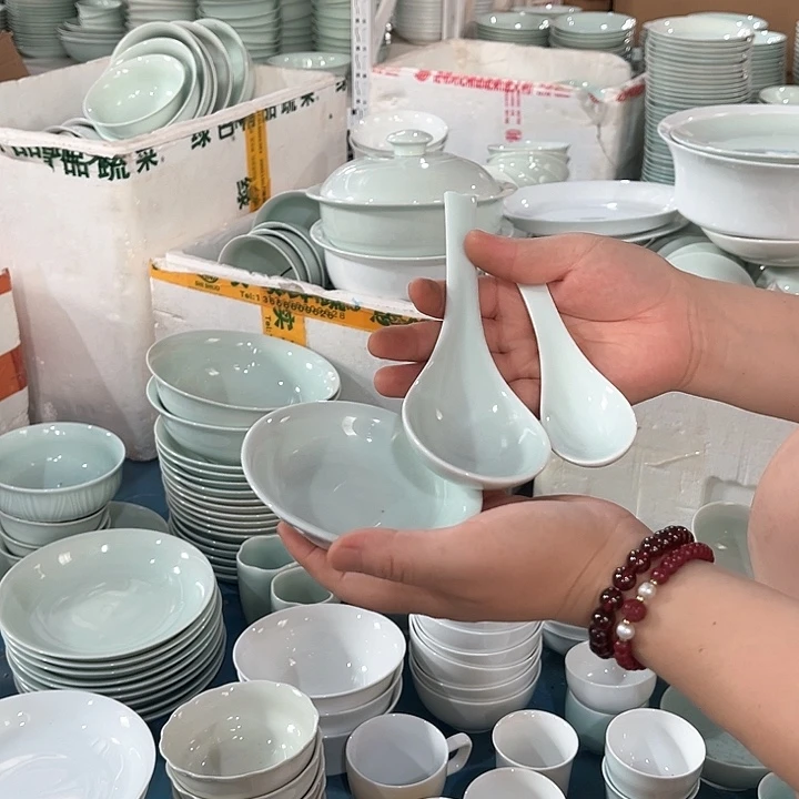 宁***丨陶瓷青瓷味碟五个，小勺两个，大勺两个，微瑕包邮