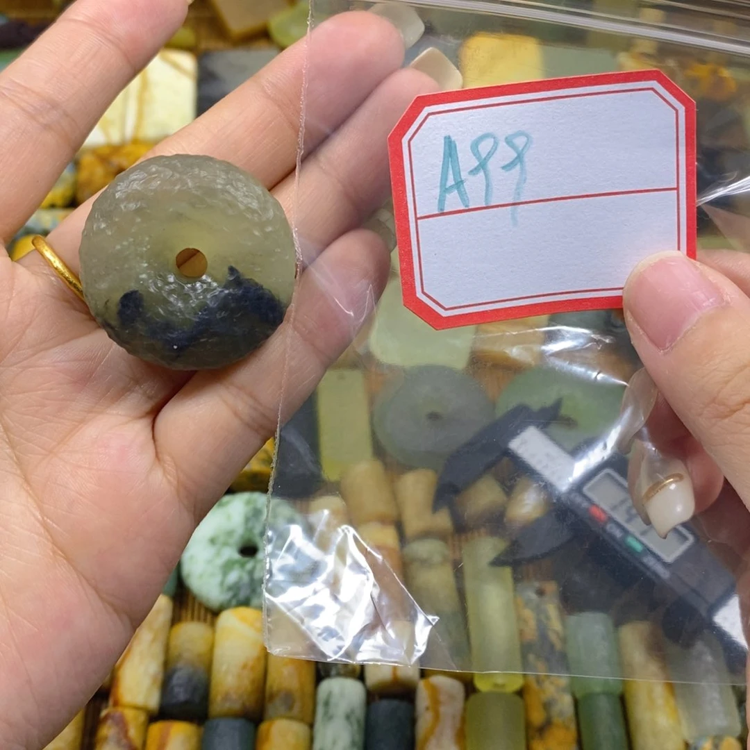 蛇纹石玉未镶嵌颈饰郑*钱