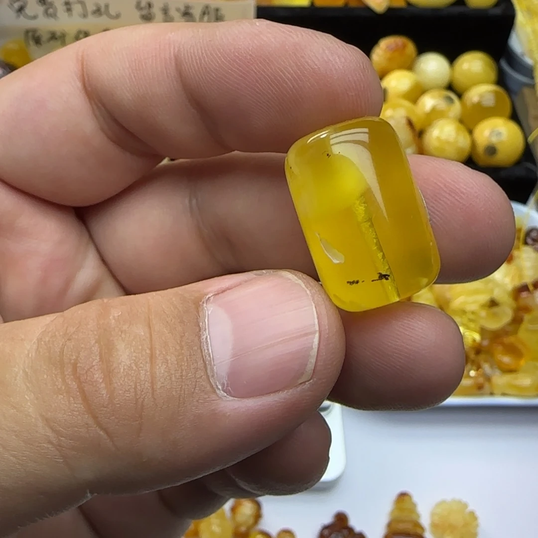 琥珀未镶嵌裸石22×14 3.6克有瑕