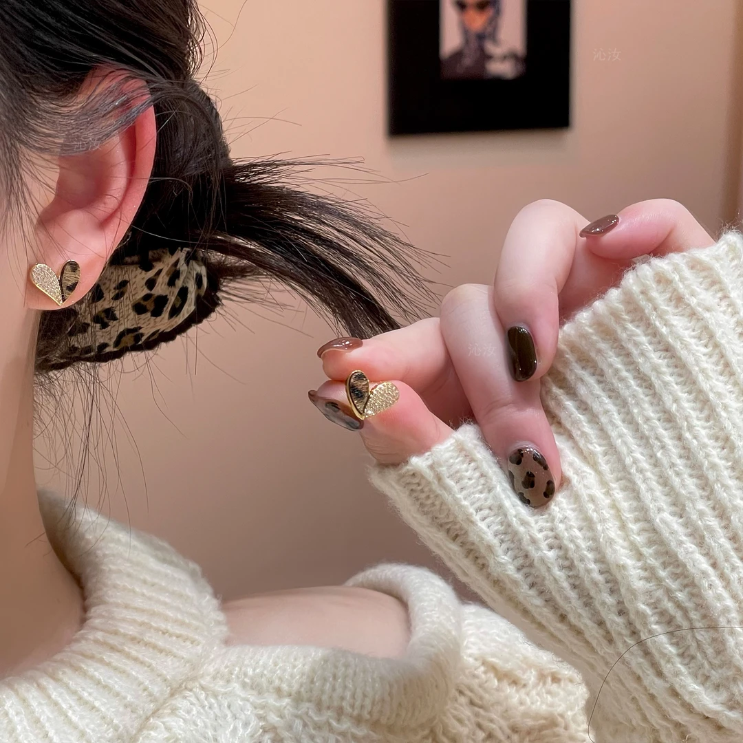 【沁汝饰品】FQ784金色豹纹拼接爱心耳钉时尚轻奢法