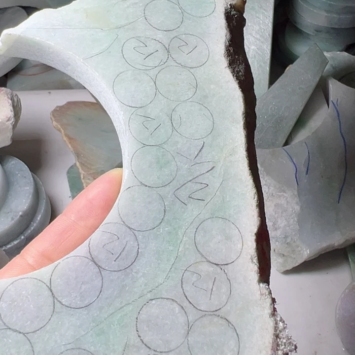 翡翠颈饰未镶嵌厦**下