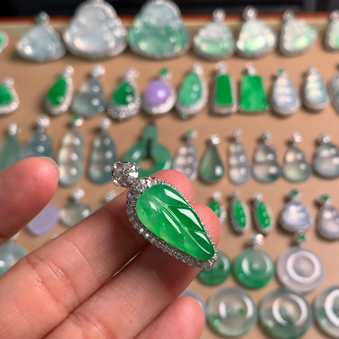 颈饰18K金镶嵌翡翠满绿叶子