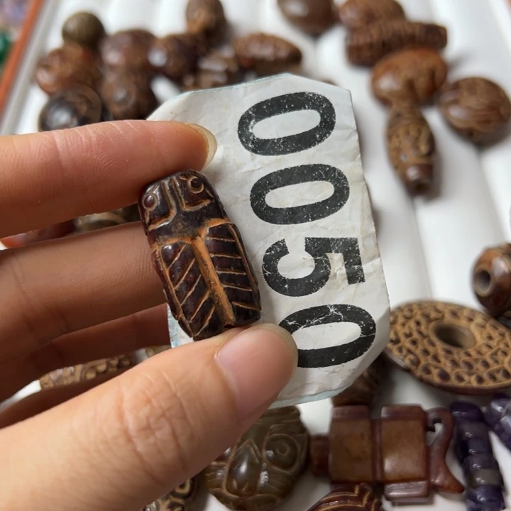 素***劫颈饰未镶嵌和田玉（糖玉）