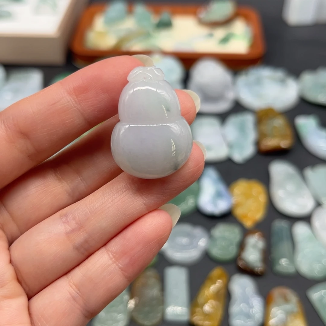 翡翠未镶嵌颈饰葫芦