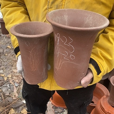 紫砂中国宜兴紫砂花，