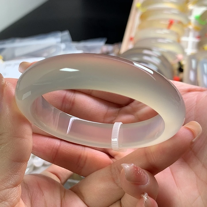 娜***…玛瑙/玉髓未镶嵌手镯5758毕业钢炮