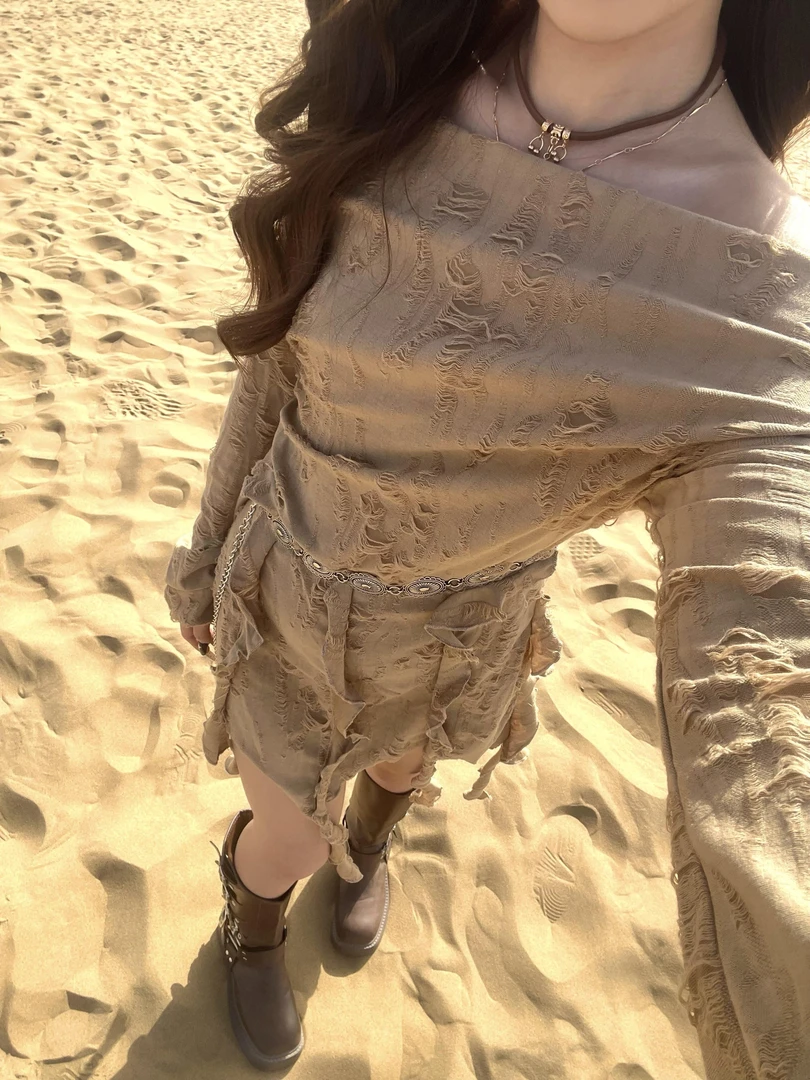 大西北沙漠废土风破坏做旧辣妹荡领不规则设计露肩显身材连衣裙女