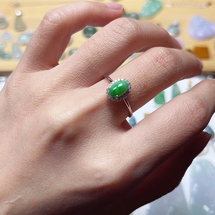 翡翠戒指银S925镶嵌阳绿翡翠蛋面戒指