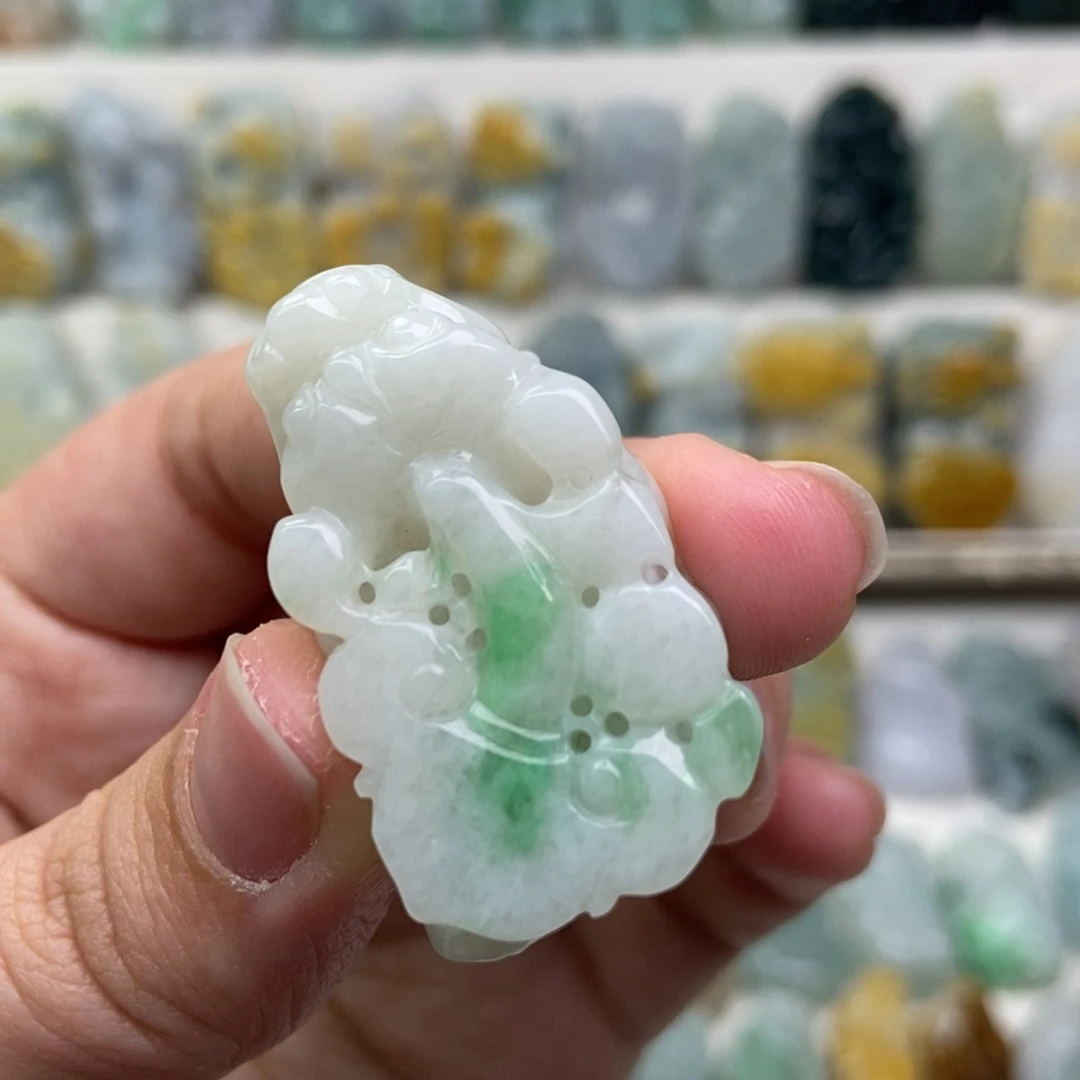 翡翠吊坠(赠链)未镶嵌