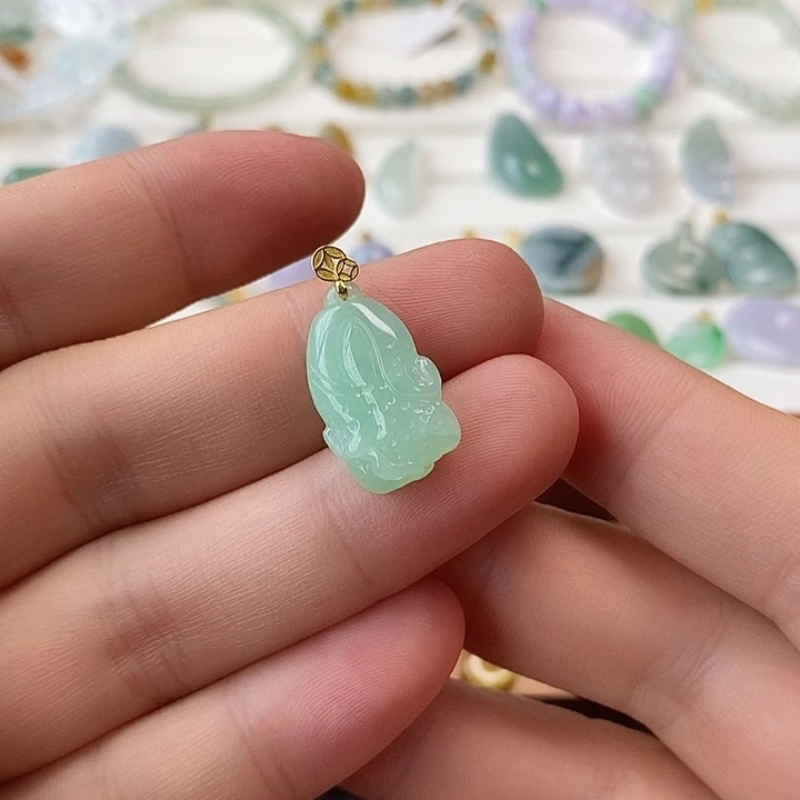 翡翠18K金镶嵌颈饰绿白菜
