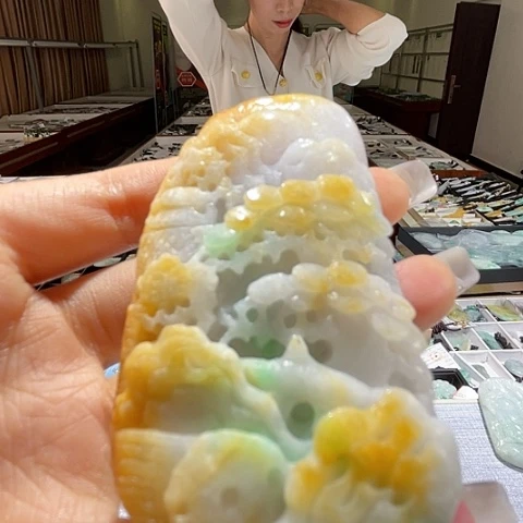 翡翠未镶嵌颈饰一个