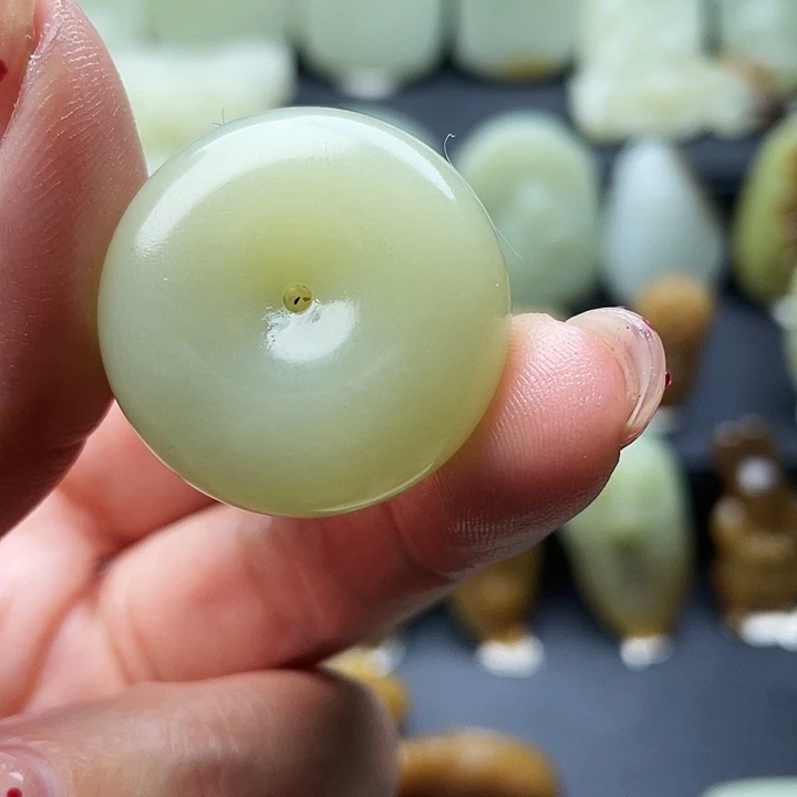 认***识和田玉（糖玉）未镶嵌颈饰