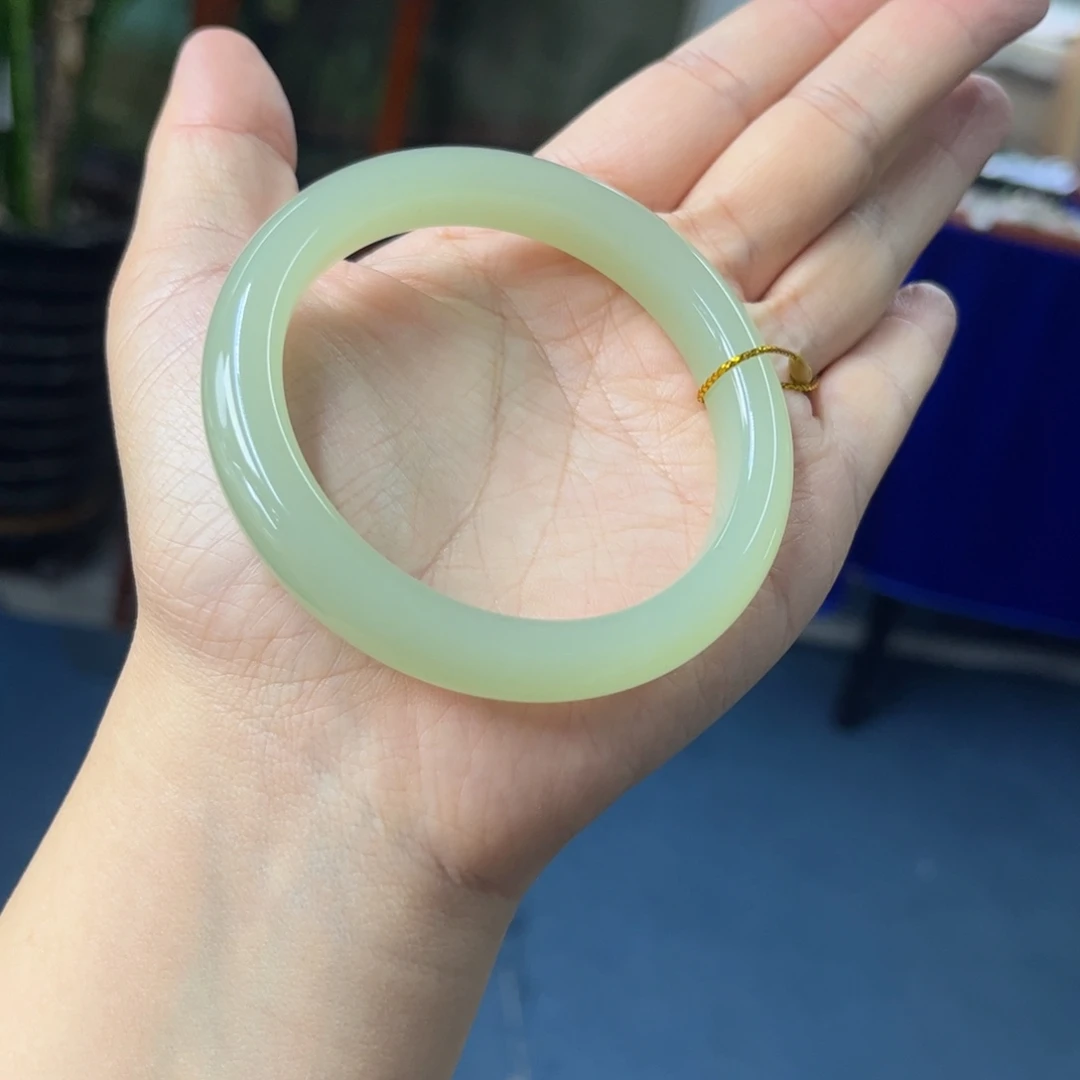 苍***穹未镶嵌手镯和田玉
