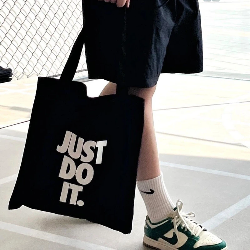 爆款NIKE耐克帆布袋学生帆布包购物通勤手提袋简约双面logo单肩包