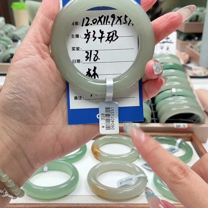 为***奶未镶嵌手镯石英岩玉