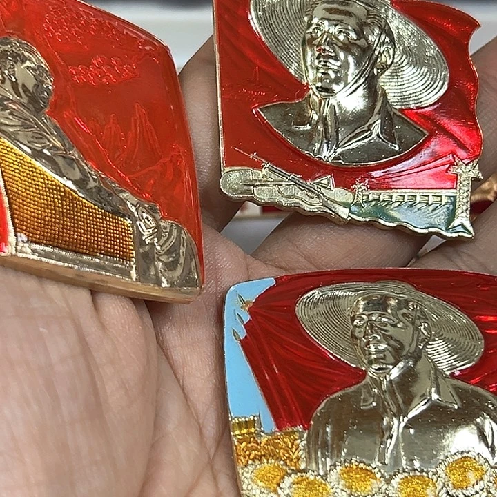 其他普通金属动***人纪念章一个