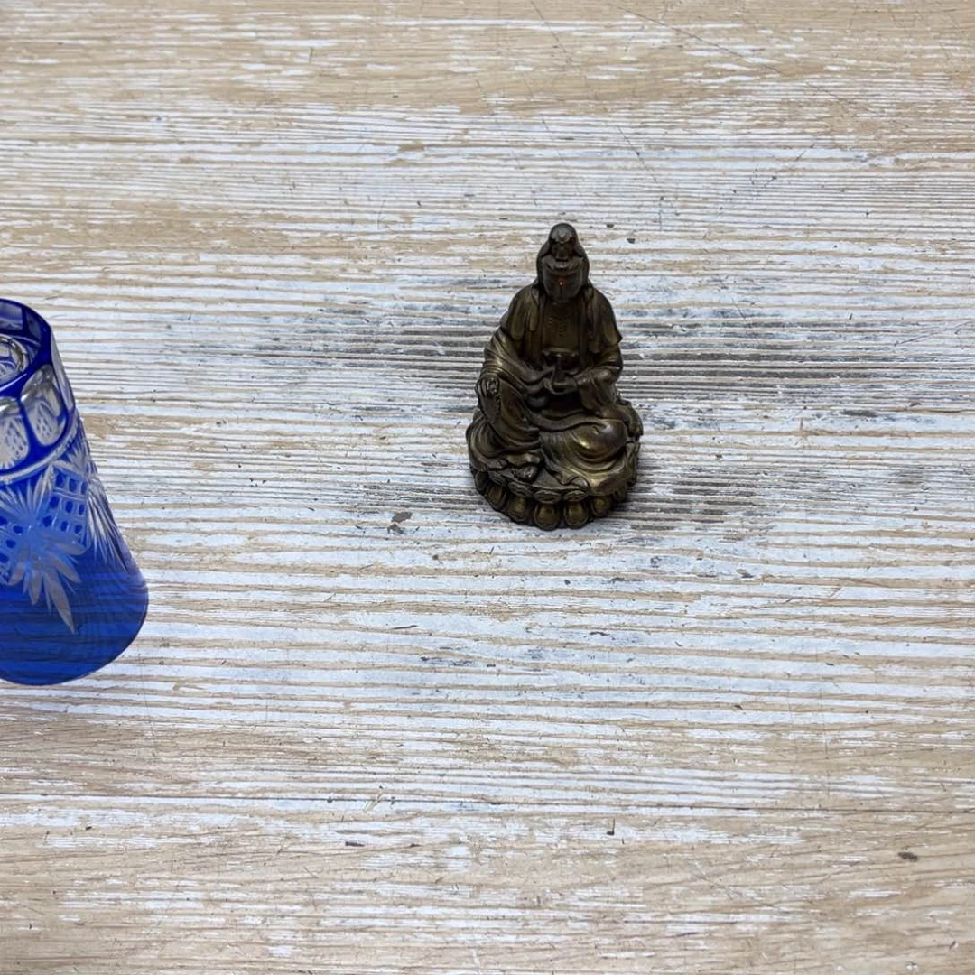 瓷片生****动密密麻麻地排列着一个