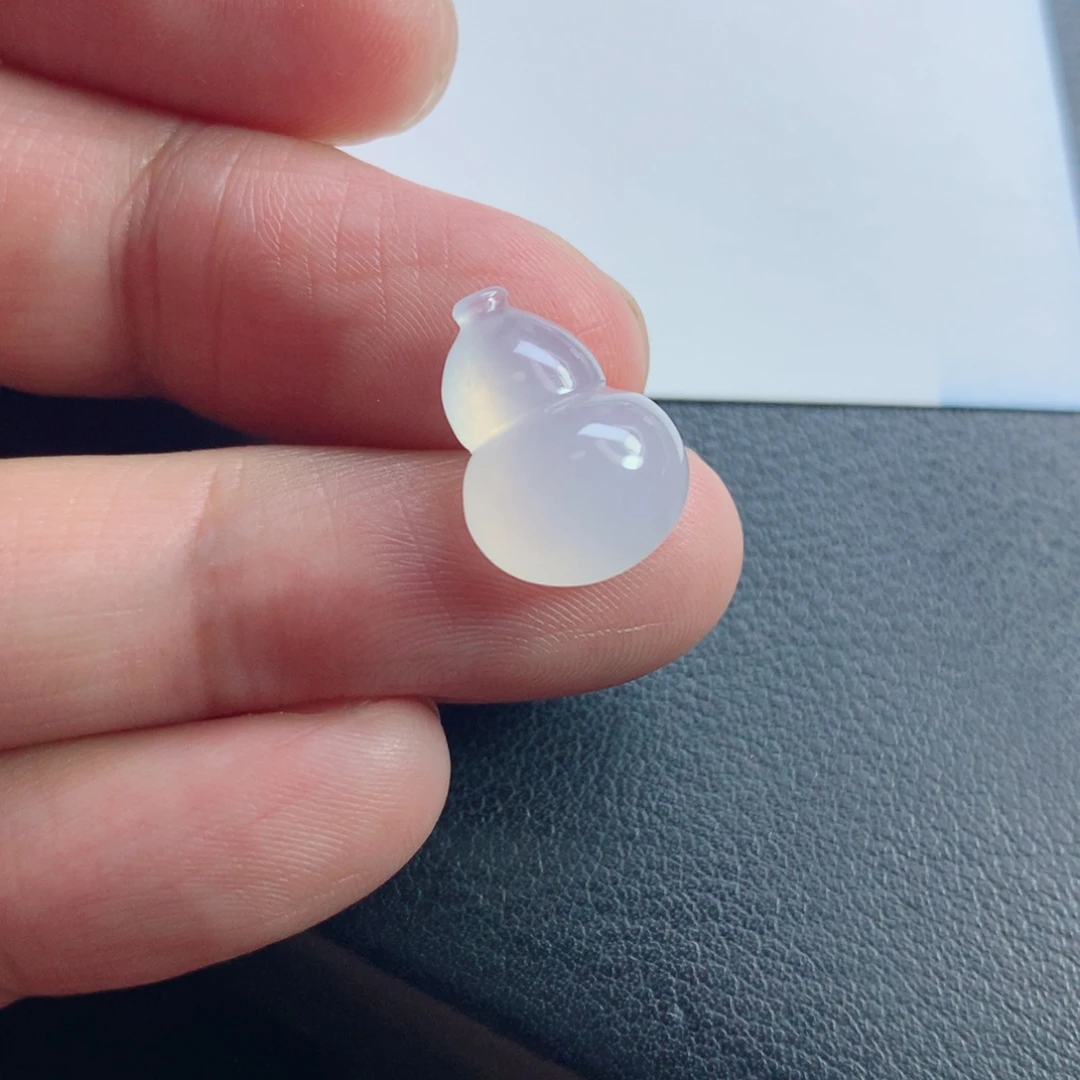 翡翠未镶嵌颈饰葫芦