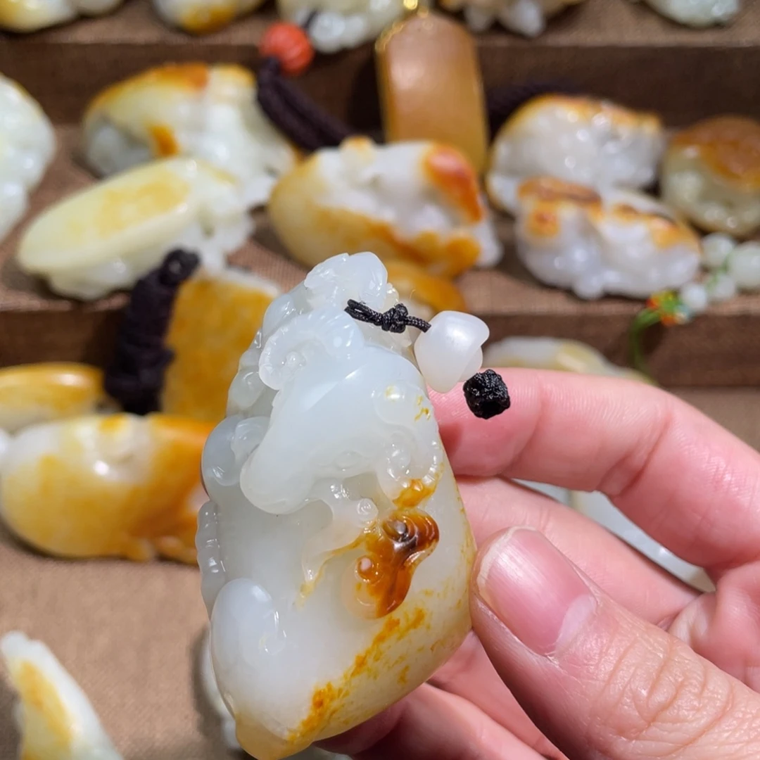 和田玉未镶嵌把件