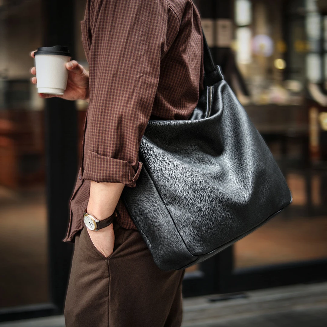 男士外出便携包大容量真皮单肩斜挎包高级感通勤电脑包松弛感男包