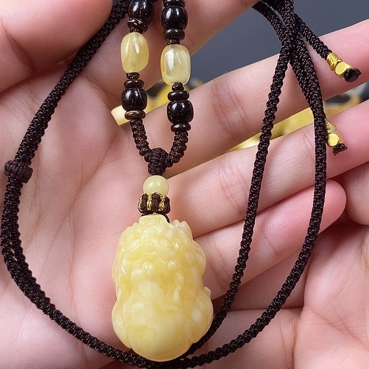 琥珀未镶嵌裸石貔貅