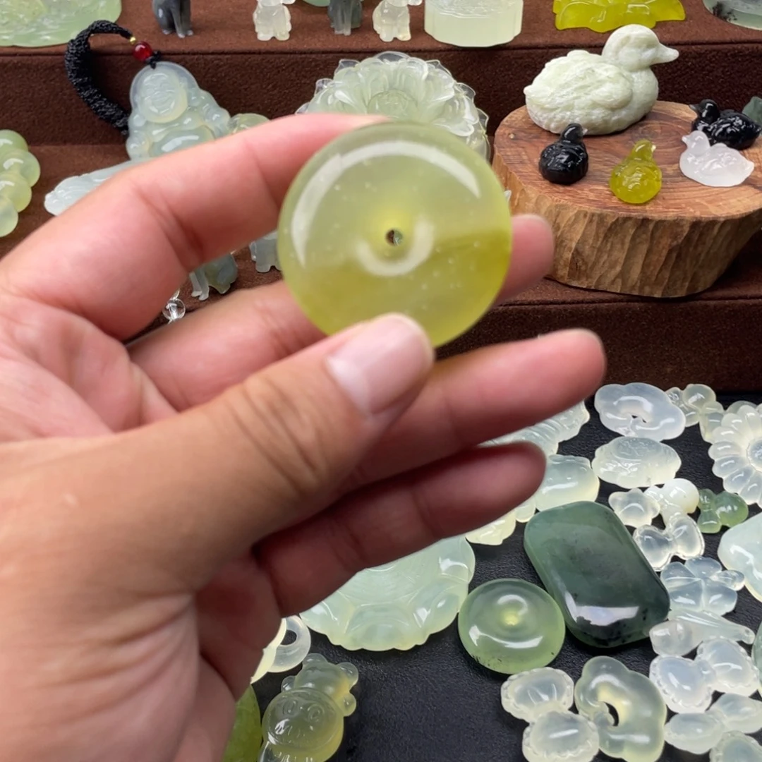 花***城蛇纹石玉未镶嵌颈饰