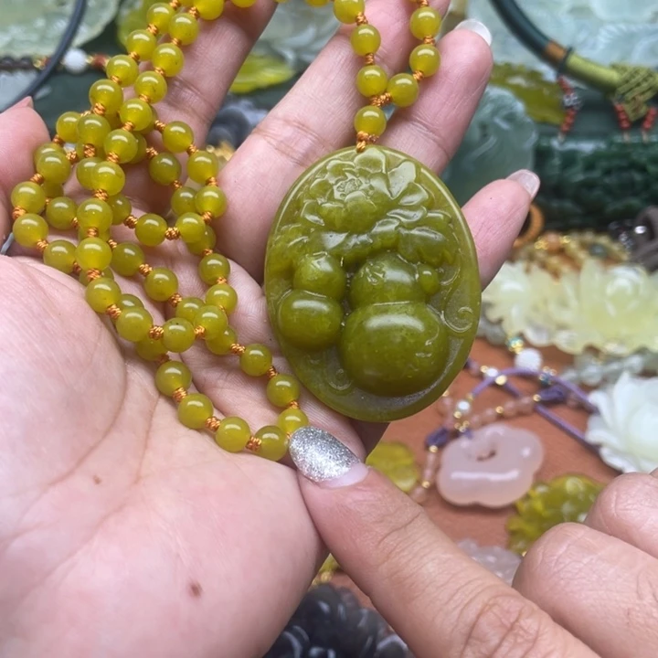 蛇纹石玉未镶嵌颈饰
