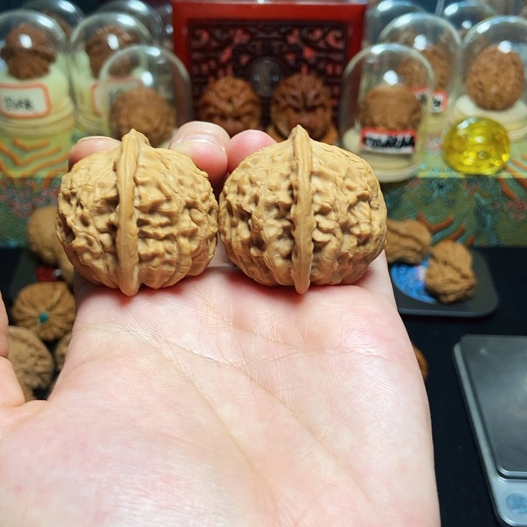 文玩核桃吊坠红貔貅