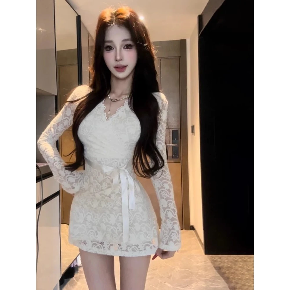 性感纯欲交叉V领长袖蕾丝连衣裙女秋冬新款收腰显瘦辣妹风a字短裙