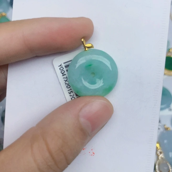 翡翠18K金镶嵌颈饰平安扣