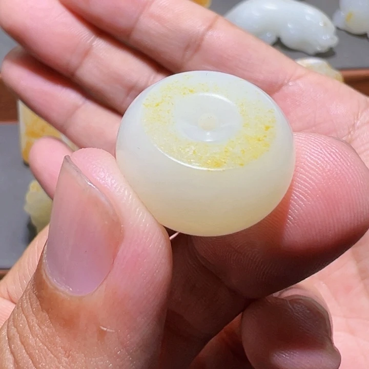 颈饰未镶嵌和田玉（糖玉）