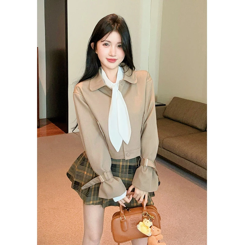 2025秋季新款法式气质风衣外套+兔耳朵白衬衫+格纹百褶裙三件套装