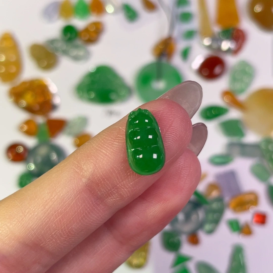 翡翠未镶嵌颈饰裸石