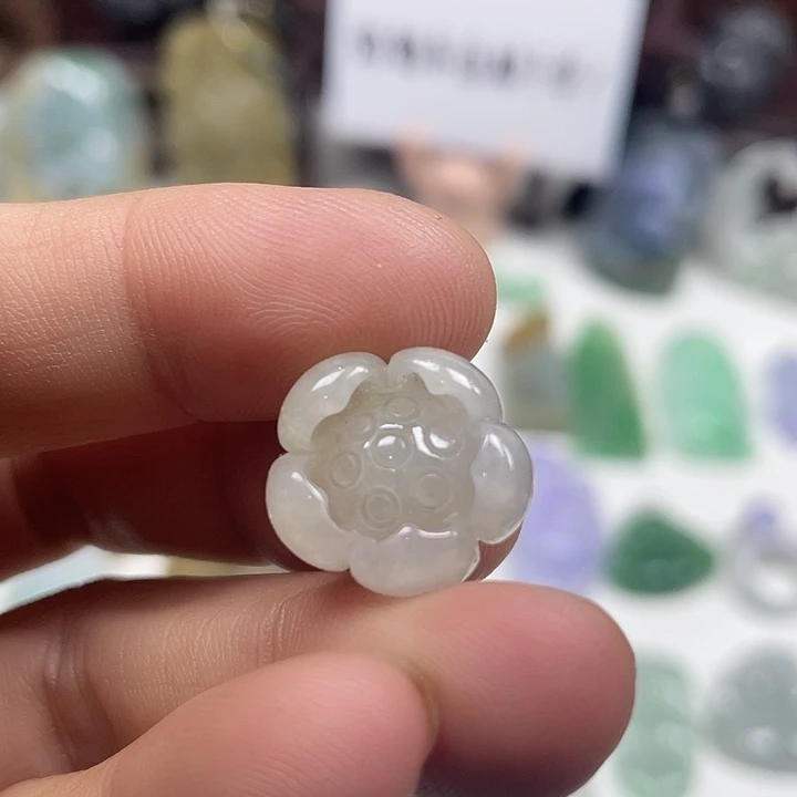 翡翠未镶嵌颈饰立体莲花